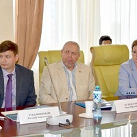 Директор библиотеки Ю.Ю. Лесневский за столом вместе с участниками Совета