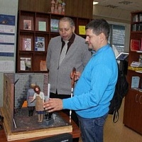 Михаил Войцеховский знакомится с интерактивным макетом «Каслинское литье».