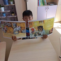 Ученик демонстрирует картинки из сказок, которые демонстрировались на русском жестовом языке.