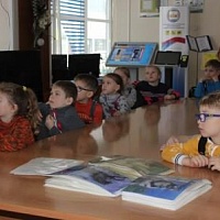 Воспитанники детского сада за просмотром ролика о собаках-проводниках