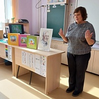 Ольга Григорьевна приветствует участников занятия используя русский жестовый язык.