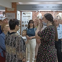 Экскурсовод музея Наталья Кабакович рассказывает читателям ГБУК НОСБ о древностях