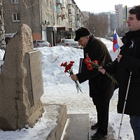 Ю.Ю. Лесневский и А.С. Яшин при возложении цветов к мемориальному камню «Воинам-Сибирякам в честь Великой Победы»