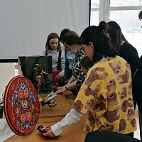 Пользователи молодежного центра за просмотром макета, посвященного каслинскому литью.