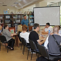 Читальный зал. Р.Г. Сидоров рассказывает участникам экскурсии о Бородинском сражении.