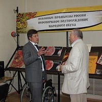Ю.Ю. Лесневский вместе с Б. Хаировым у выставки посвященной народным промыслам России.