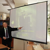 На фото: Васильев В.Г. презентует свою книгу 