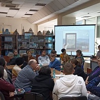 Участники диктанта в читальном зале библиотеки.