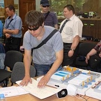 На фото: Игорь Мельников, студент НГПУ, знакомится с многоформатным пособием, созданным в рамках проекта 