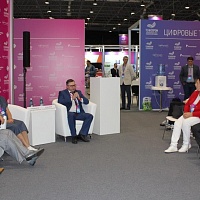 Зрительный зал с участниками Круглого стола «Цифровая трансформация: свойство безбарьерности» в рамках форума «Технопром–2022»
