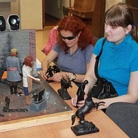 на фото: Виктория Яшкова (слева) и Юлия Панферова знакомятся с макетом 