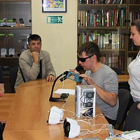 Игорь Мельников  и Ольга Анатольевна (слева направо) демонстрируют приложение, определяющее штрихкод на товарах читателях