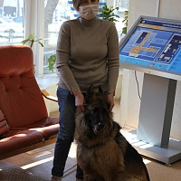 На фото: собака проводник Гера со своей хозяйкой.