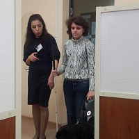 Э.М. Шашенко проводит Светлану и Азалию в операционный зал
