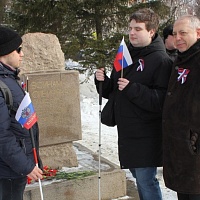 Сотрудники ГБУК НОСБ - И.Д. Мельников и А.С. Яшин вместе с Ю.Ю. Лесневским рядом с мемориальным памятником.