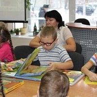 Во время занятия дети с интересом изучают тактильные элементы новых специлизированных книг комплекта Сказки в подарок