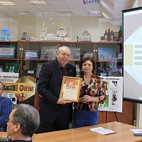 Директор библиотеки Ю.Ю. Лесневский вручает поздравительную грамоту коллективу журнала