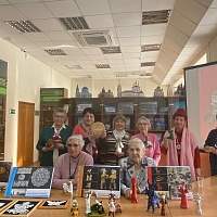 Общая фотография участниц мероприятия в читальном зале библиотеки.