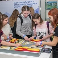 Учащиеся исследуют макет подземного перехода в центре города Красный проспект-улица Горького