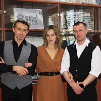 Общее фото актеров театра «Старый дом» (справа налево): Вадим Тихоненко, Наталья Немцева, Виталий Саянок.