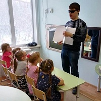 И.Д. Мельников рассказывает детям о тактильных книгах